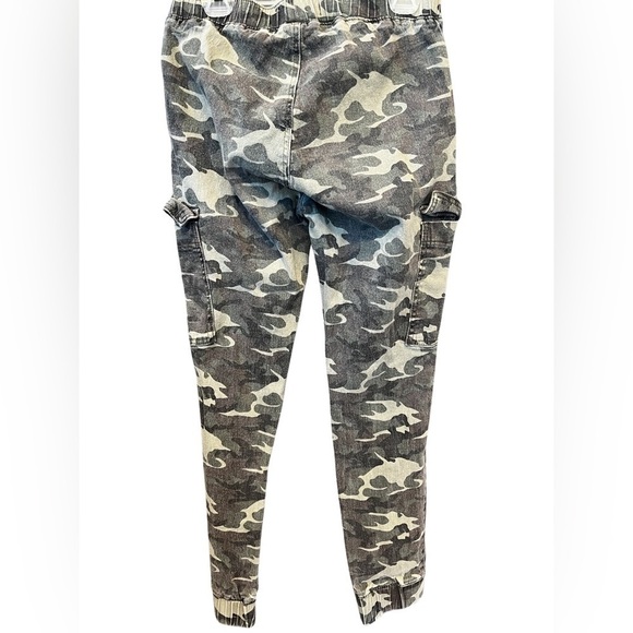 ALMOST FAMOUS
Juniors' Faux Cargo Pocket Joggers Size Small - Picture 15 of 15